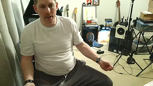 Snapshot of Rock_Pierce chatting on November 3, 11:19 pm Rock Pierce online show from November 3, 11:19 pm