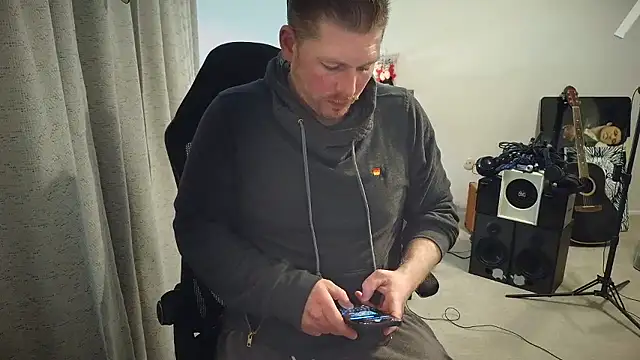 Snapshot of Rock_Pierce chatting on January 11, 10:49 pm Rock Pierce online show from January 11, 10:49 pm