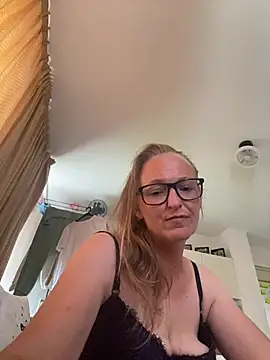 Snapshot of KikiDenhaag chatting on July 17, 11:40 am KikiDenhaag online show from July 17, 11:40 am