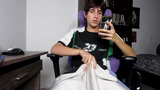 Snapshot of alex_connorr chatting on November 10, 4:06 am alex connorr online show from November 10, 4:06 am