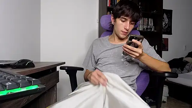 Snapshot of alex_connorr chatting on November 7, 3:33 am alex connorr online show from November 7, 3:33 am