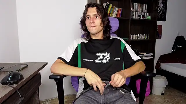 Snapshot of alex_connorr chatting on September 19, 4:05 am alex connorr online show from September 19, 4:05 am