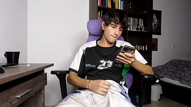 Snapshot of alex_connorr chatting on November 2, 10:59 pm alex connorr online show from November 2, 10:59 pm