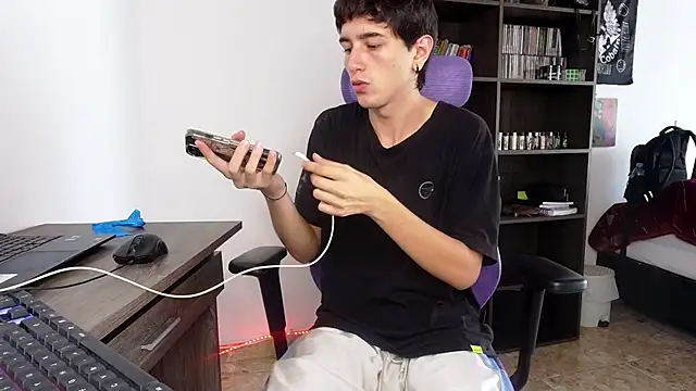 Snapshot of alex_connorr chatting on September 27, 4:02 pm alex connorr online show from September 27, 4:02 pm