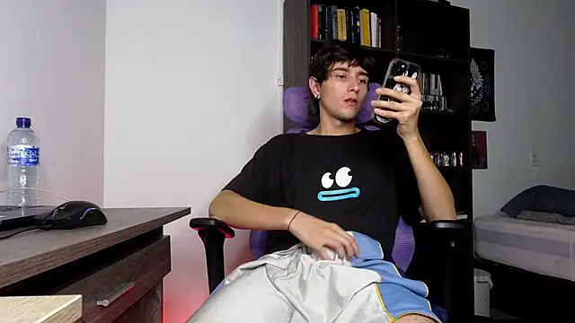 Snapshot of alex_connorr chatting on November 18, 3:21 am alex connorr online show from November 18, 3:21 am