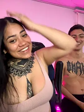 Snapshot of aliensexy chatting on October 18, 1:18 am aliensexy online show from October 18, 1:18 am