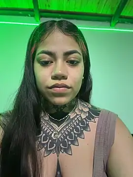 Snapshot of aliensexy chatting on July 1, 11:38 pm aliensexy online show from July 1, 11:38 pm