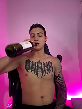 Snapshot of aliensexy chatting on October 22, 2:00 am aliensexy online show from October 22, 2:00 am