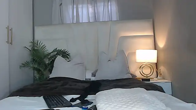 naughtyblackdolie online show from March 17, 5:32 am