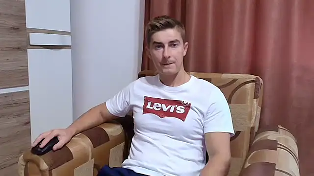 Snapshot of RossWillis chatting on December 4, 6:56 am RossWillis online show from December 4, 6:56 am