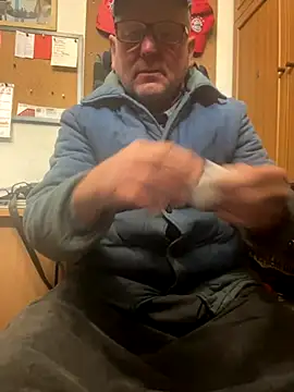 Snapshot of oldgayman chatting on November 28, 6:35 am oldgayman online show from November 28, 6:35 am