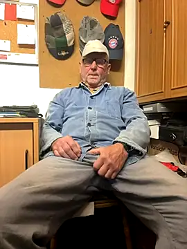 Snapshot of oldgayman chatting on October 12, 11:22 am oldgayman online show from October 12, 11:22 am