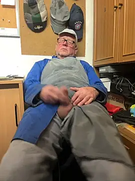 Snapshot of oldgayman chatting on November 4, 7:28 pm oldgayman online show from November 4, 7:28 pm