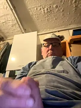 Snapshot of oldgayman chatting on October 25, 5:50 am oldgayman online show from October 25, 5:50 am