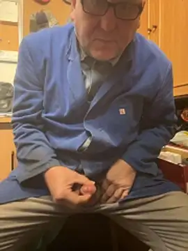 Snapshot of oldgayman chatting on December 3, 6:47 am oldgayman online show from December 3, 6:47 am