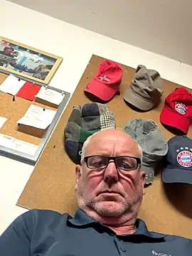 Snapshot of oldgayman chatting on October 8, 2:18 pm oldgayman online show from October 8, 2:18 pm