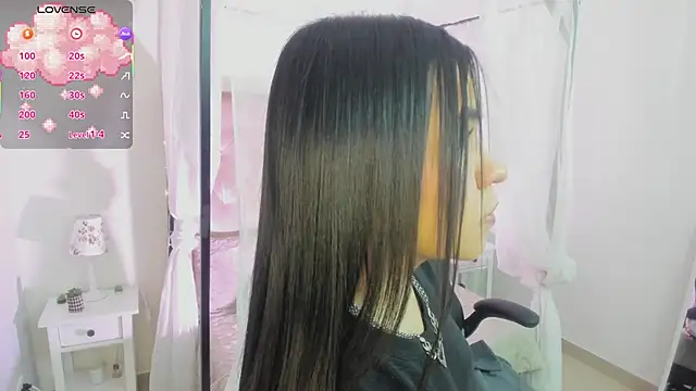 Snapshot of Hanna__Becker_ chatting on November 21, 4:00 am Hanna Becker online show from November 21, 4:00 am