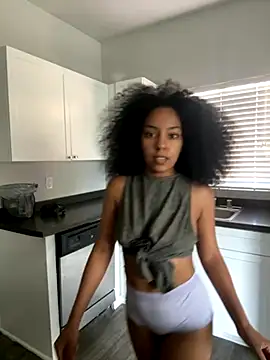 juicyyy323 online show from September 19, 8:24 pm