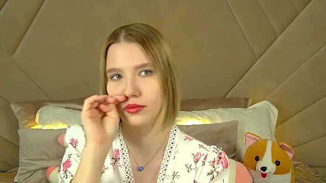 Snapshot of LiliLinn chatting on March 17, 5:12 am LiliLinn online show from March 17, 5:12 am