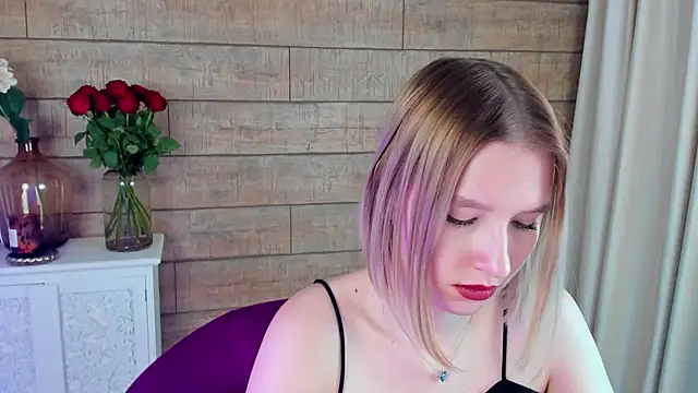 Snapshot of LiliLinn chatting on March 18, 8:28 am LiliLinn online show from March 18, 8:28 am