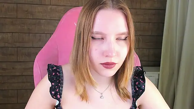 LiliLinn online show from June 3, 2:33 pm