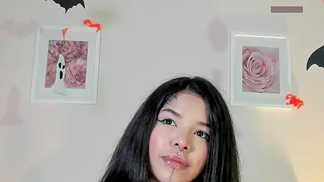 Snapshot of NinaInk chatting on October 21, 2:05 pm NinaInk online show from October 21, 2:05 pm