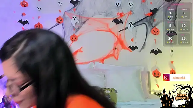 Snapshot of NinaInk chatting on October 28, 11:42 am NinaInk online show from October 28, 11:42 am