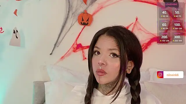 Snapshot of NinaInk chatting on October 31, 1:30 pm NinaInk online show from October 31, 1:30 pm