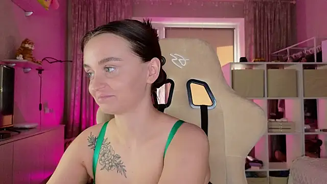 Snapshot of Katy_perry_ chatting on March 22, 2:37 am Katy perry online show from March 22, 2:37 am