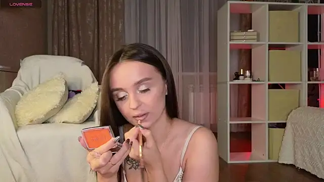 Snapshot of Katy_perry_ chatting on February 14, 2:39 am Katy perry online show from February 14, 2:39 am