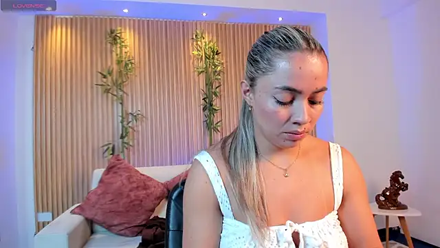 Snapshot of Alessia_Taylorr chatting on December 15, 12:33 pm Alessia Taylorr online show from December 15, 12:33 pm