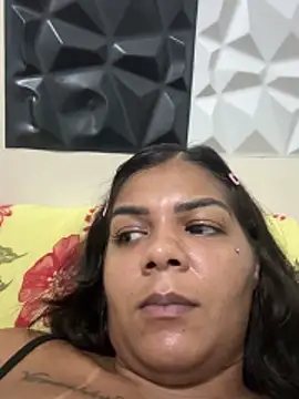 Snapshot of Indiazinhax chatting on February 5, 2:40 am Indiazinhax online show from February 5, 2:40 am