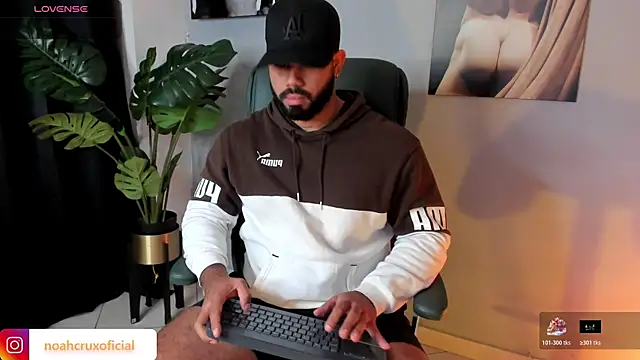 noah crux online show from December 5, 9:01 pm