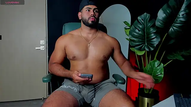 Snapshot of noah_crux chatting on June 30, 2:00 am noah crux online show from June 30, 2:00 am