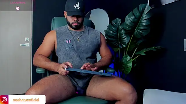 Snapshot of noah_crux chatting on July 13, 9:25 pm noah crux online show from July 13, 9:25 pm