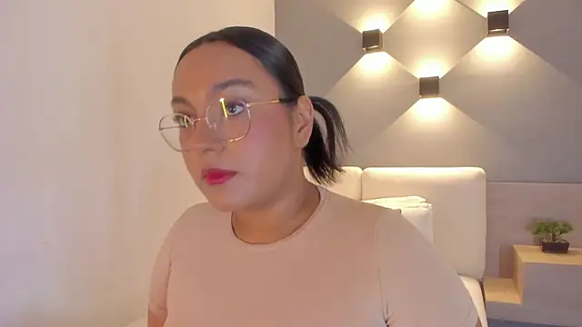 Snapshot of ellamontoya chatting on October 21, 12:59 pm ellamontoya online show from October 21, 12:59 pm