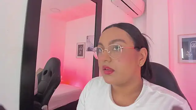 Snapshot of ellamontoya chatting on December 15, 12:00 pm ellamontoya online show from December 15, 12:00 pm