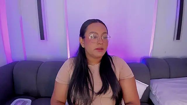 Snapshot of ellamontoya chatting on November 10, 12:21 pm ellamontoya online show from November 10, 12:21 pm