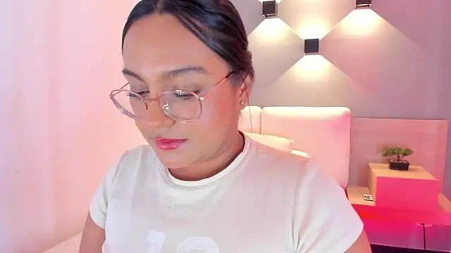 Snapshot of ellamontoya chatting on September 11, 11:21 am ellamontoya online show from September 11, 11:21 am