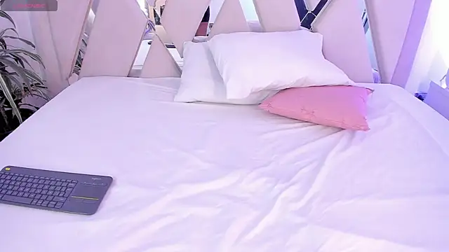 ellamontoya online show from February 20, 11:45 am