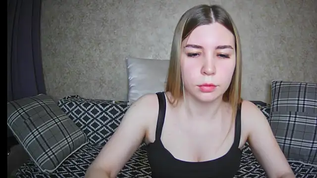 Snapshot of ElllaNuar chatting on December 11, 2:30 am ElllaNuar online show from December 11, 2:30 am