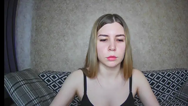 Snapshot of ElllaNuar chatting on December 9, 5:18 am ElllaNuar online show from December 9, 5:18 am