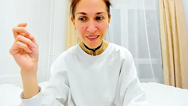 Mona Cruz online show from February 4, 9:20 pm