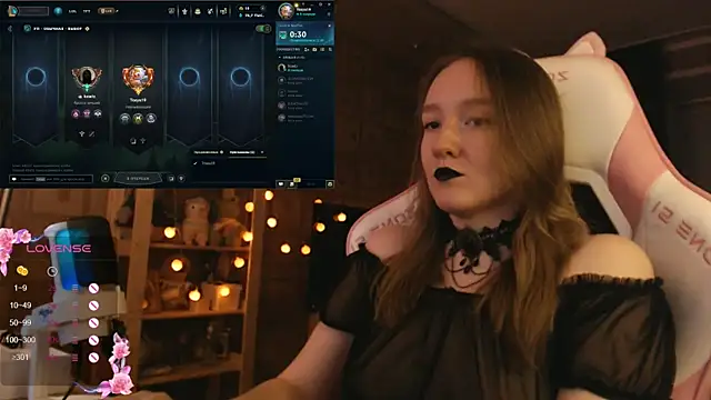 MoonlishSiren online show from October 31, 6:04 pm