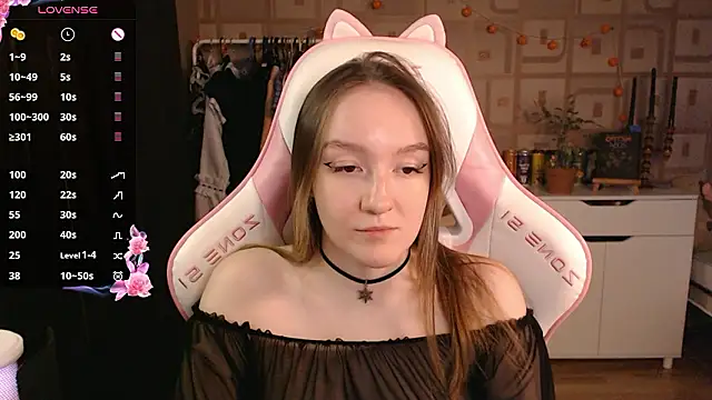 Snapshot of MoonlishSiren chatting on December 6, 9:18 pm MoonlishSiren online show from December 6, 9:18 pm