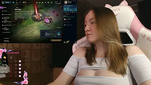 Snapshot of MoonlishSiren chatting on October 4, 7:04 pm MoonlishSiren online show from October 4, 7:04 pm