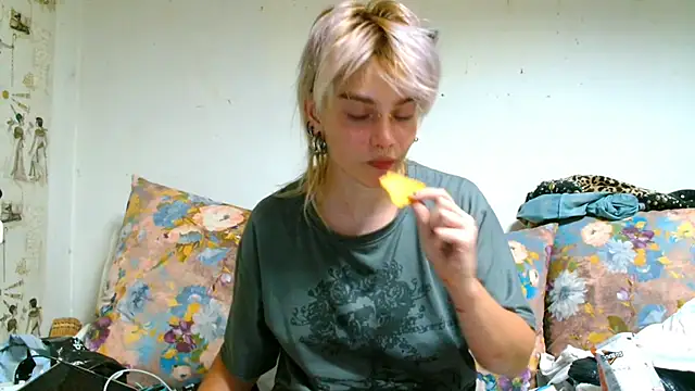 Snapshot of Sophie_Bell chatting on July 5, 8:37 pm Sophie Bell online show from July 5, 8:37 pm