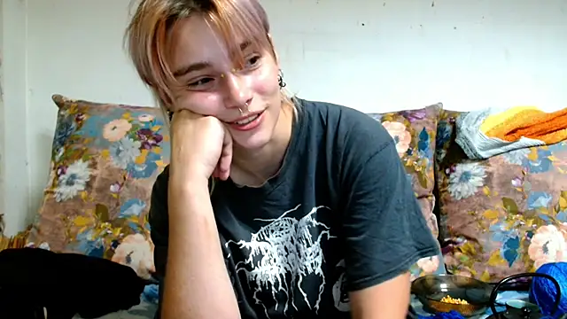 Snapshot of Sophie_Bell chatting on July 18, 9:45 pm Sophie Bell online show from July 18, 9:45 pm