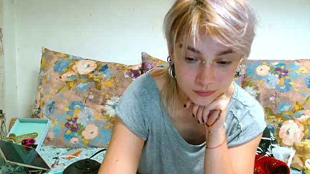 Snapshot of Sophie_Bell chatting on July 2, 7:31 pm Sophie Bell online show from July 2, 7:31 pm