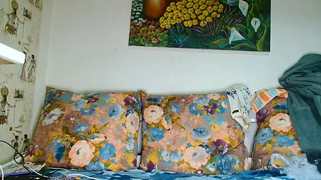 Snapshot of Sophie_Bell chatting on October 1, 4:44 pm Sophie Bell online show from October 1, 4:44 pm
